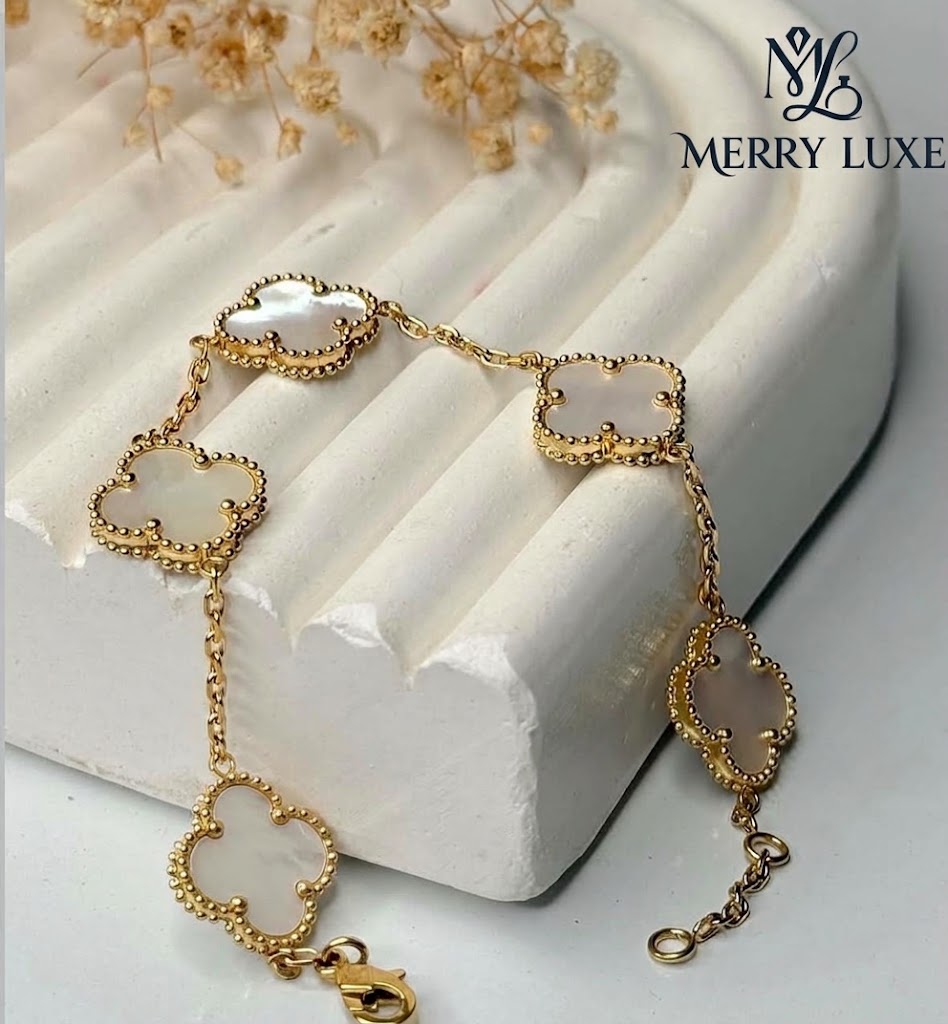 Merry Luxe Elegance White Four-Leaf Clover Bracelet